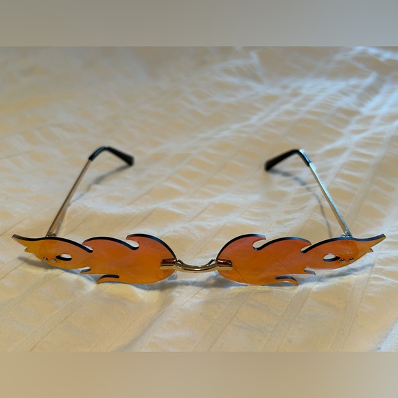 Flame glasses 🔥 Flame shaped narrow sunglases - Picture 4 of 5